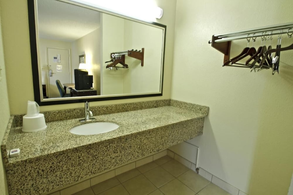 Motel6 Washington DC Convention Center - photo 22
