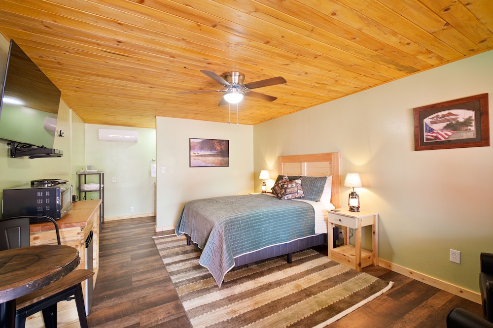 Rusty Buck Inn - photo 5