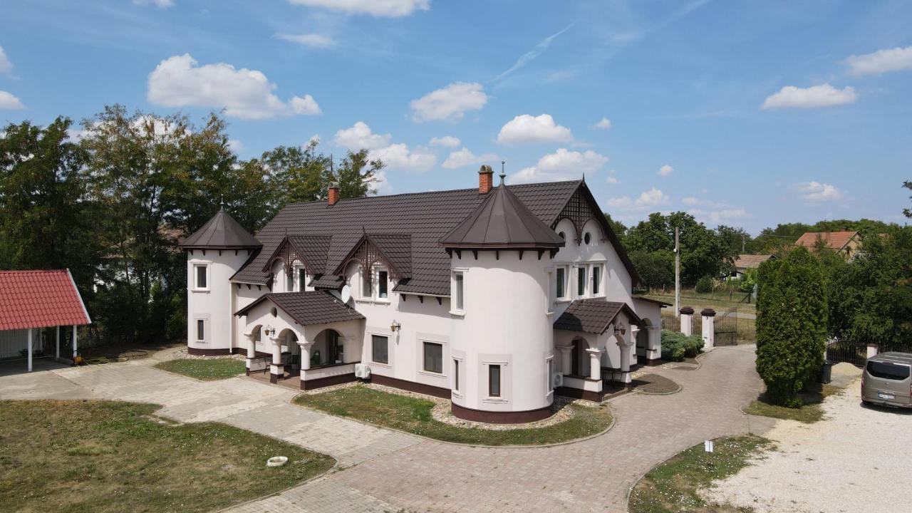 Tölgyeserdő Birtok Kaba Szállás és rendezvény — 4-Star Luxury Hotel in Kaba, Hungary