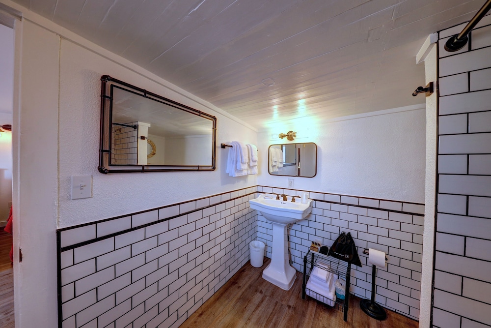 Seaview Motel & Cottages - photo 33