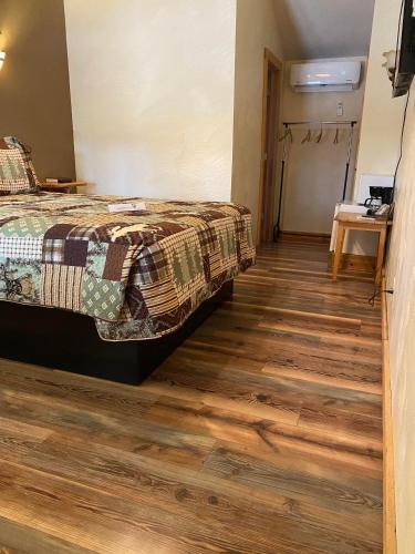 Nine Pines Motel - photo 28
