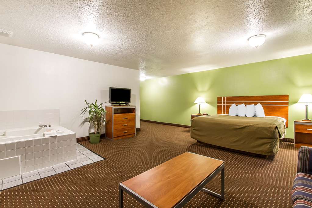Econo Lodge Inn & Suites Pekin Peoria Area - photo 26