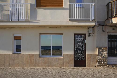 AT076 Planta baja en 1ra línea del paseo marítimo — Torredembarra — photo 2