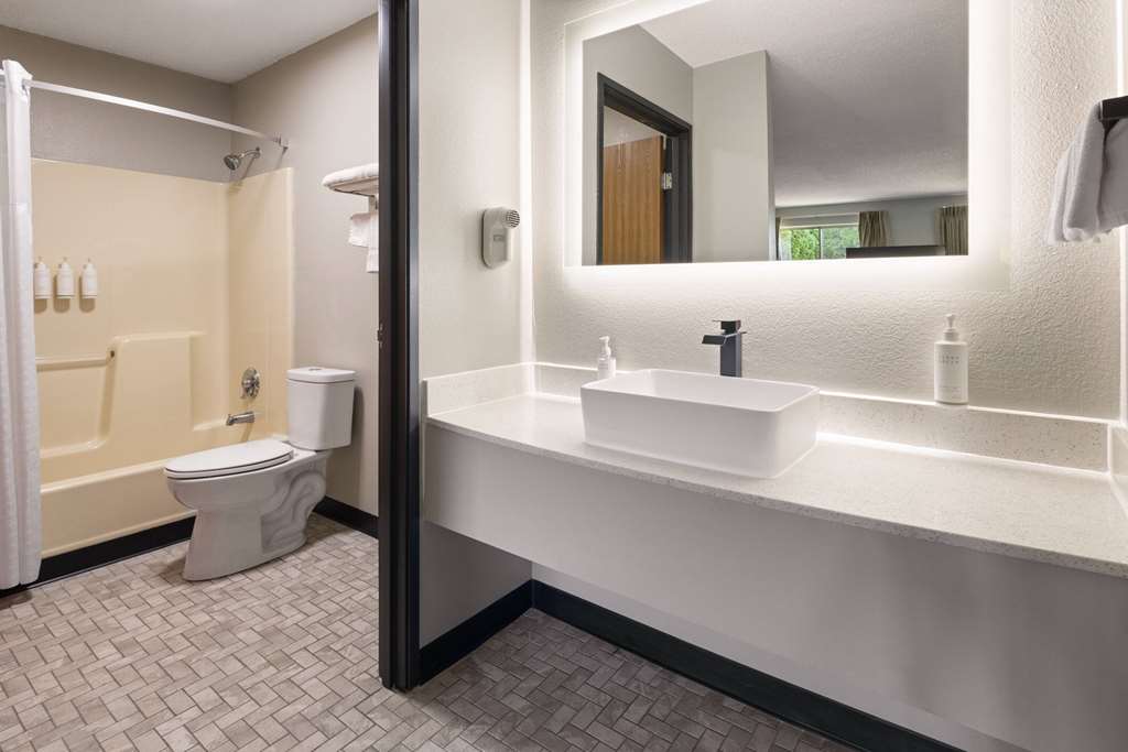 Super 8 by Wyndham Burnham Lewistown - photo 17