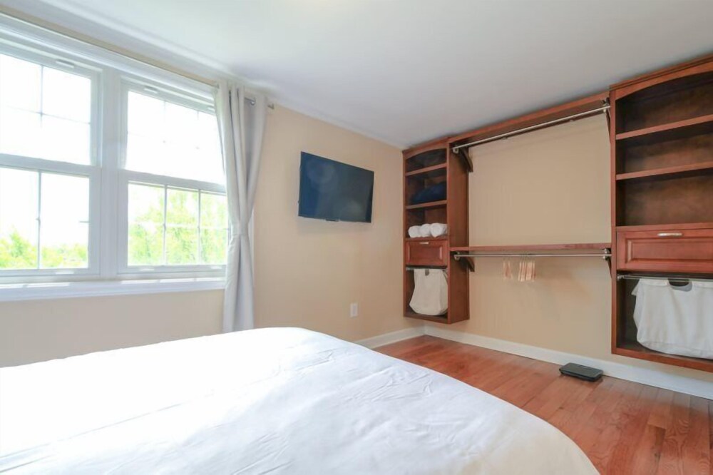 NEW 3 story Townhome Private Self checkin Quiet. - photo 8