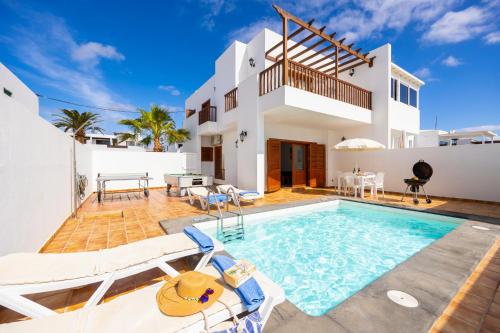 Villa Florencia — 4-Star Luxury Hotel in Puerto Del Carmen, Spain