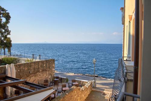 ApartmentsGarda Residenza Dei Navigatori — 4-Star Luxury Hotel in Torri Del Benaco, Italy