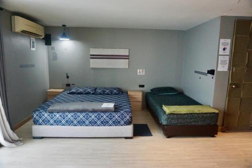 Hash Apartment Silom Soi 3 triple room