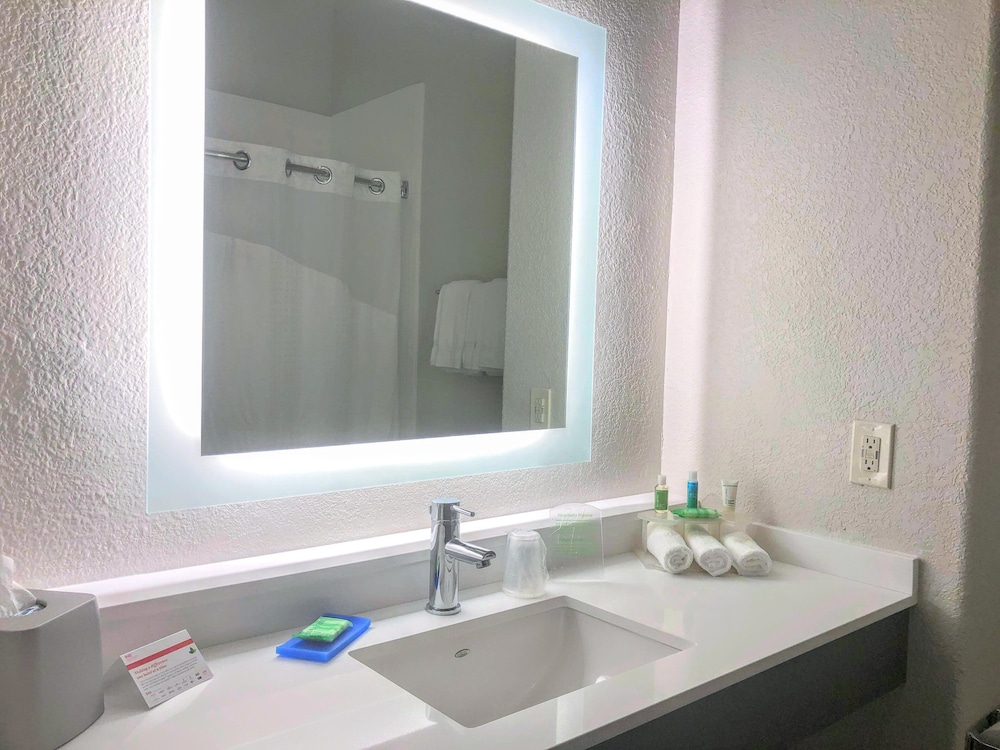 Holiday Inn Express & Suites Hearne by IHG - photo 8