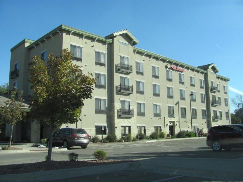 Parkwood Inn & Suites - photo 2