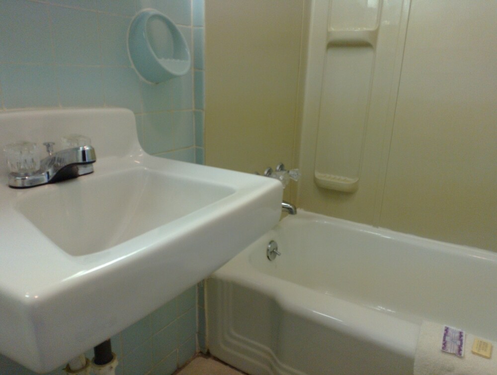Colonial Inn Motel - photo 16