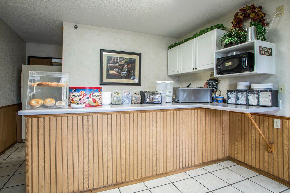 Econo Lodge Inn and Suites Dubuque - photo 23