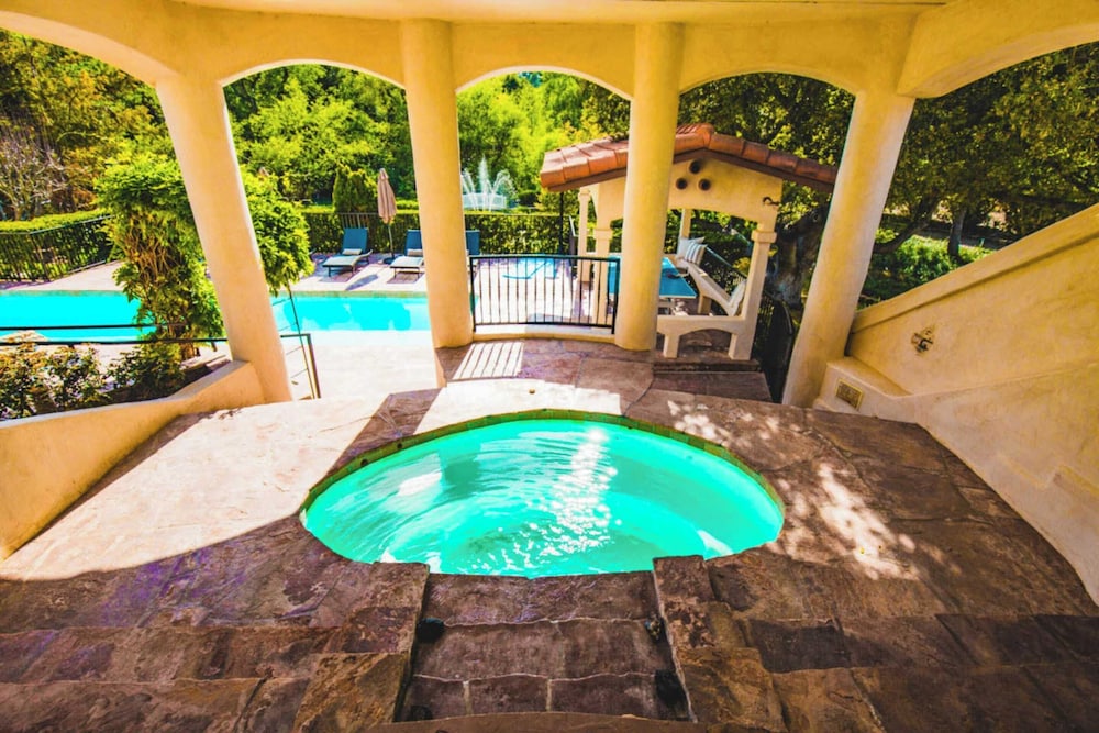 5 Acre Estate w Lake Pool & Hot Tub De Luz by Avantstay - photo 3