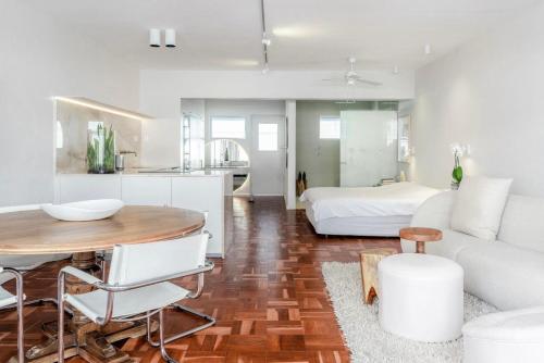 Luxurious flat on Beach Road Sea Point