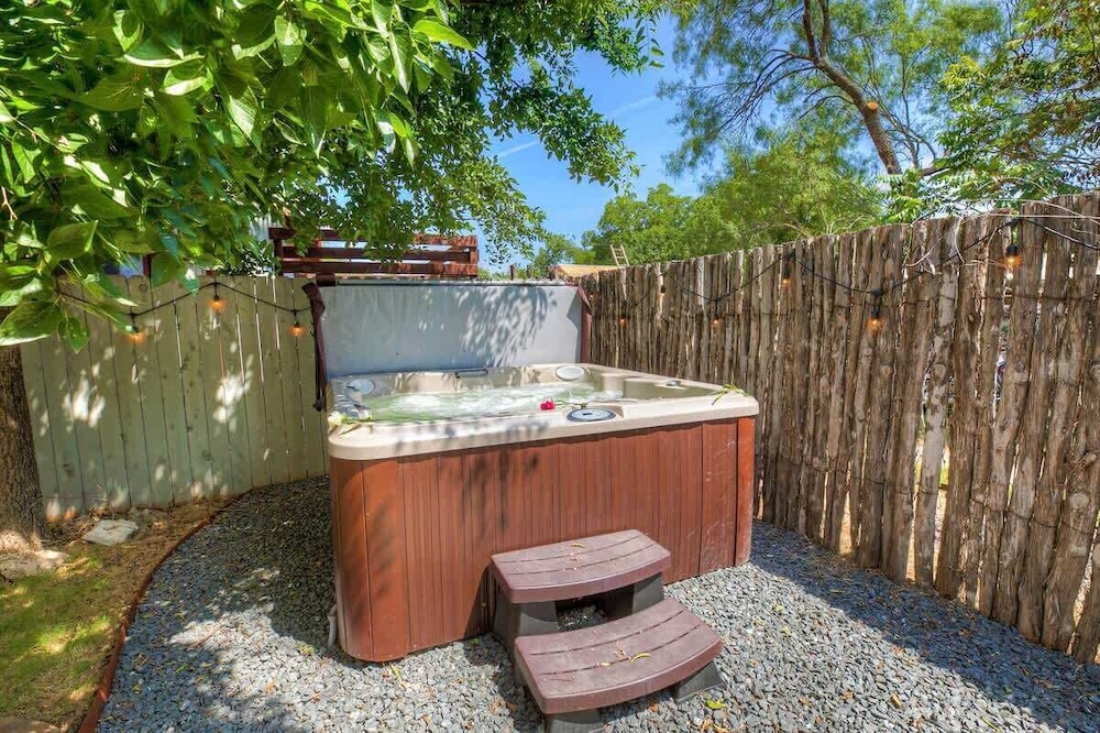 Luxury Combo Walk to Main with 2 Hot Tubs - photo 31