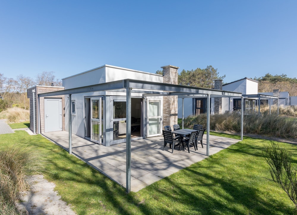 Luxury Chalet With two Bathrooms Near the sSa on Texel — 4-Star Luxury Hotel in De Koog, Netherlands