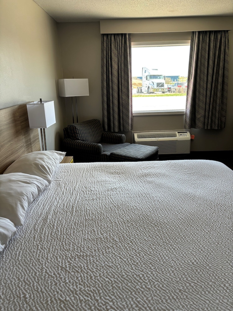 Days Inn by Wyndham West Branch Iowa City Area - photo 7