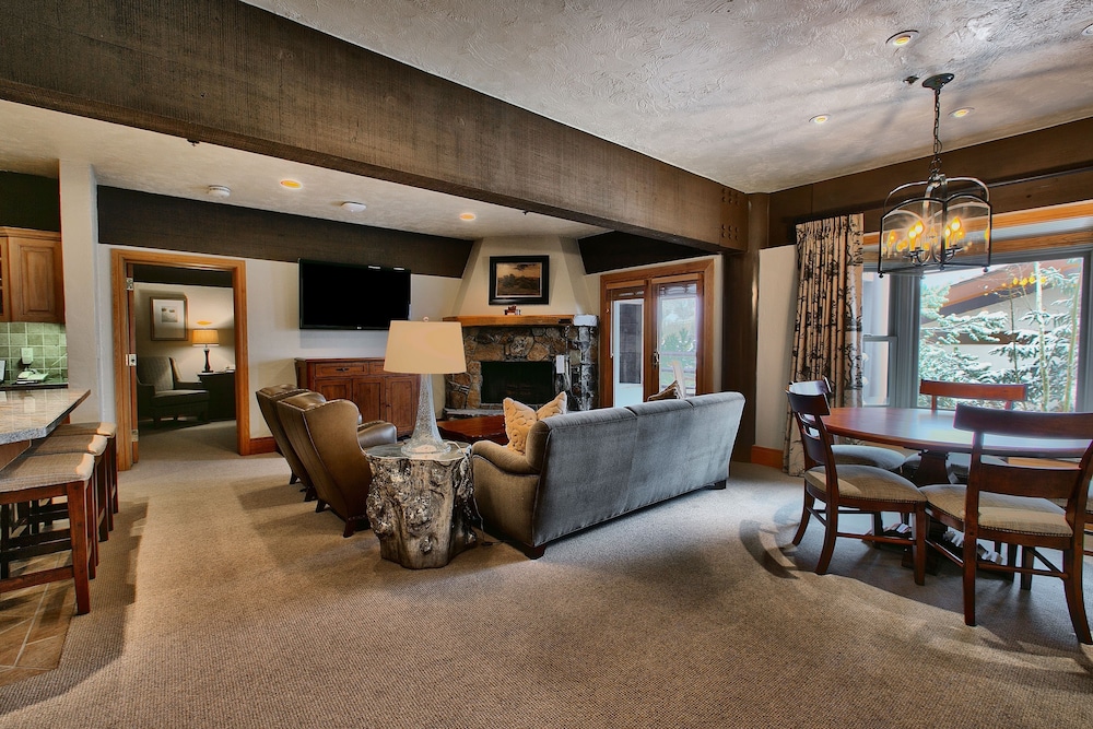 Luxury Three Bedroom Suite with Mountain Views and Hot Tub 3 Apartment Hotel by RedAwning - featured photo