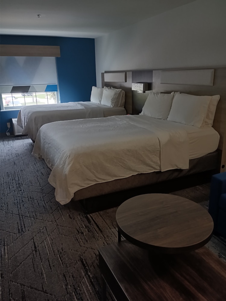 Holiday Inn Express and Suites Jourdanton Pleasant - photo 11