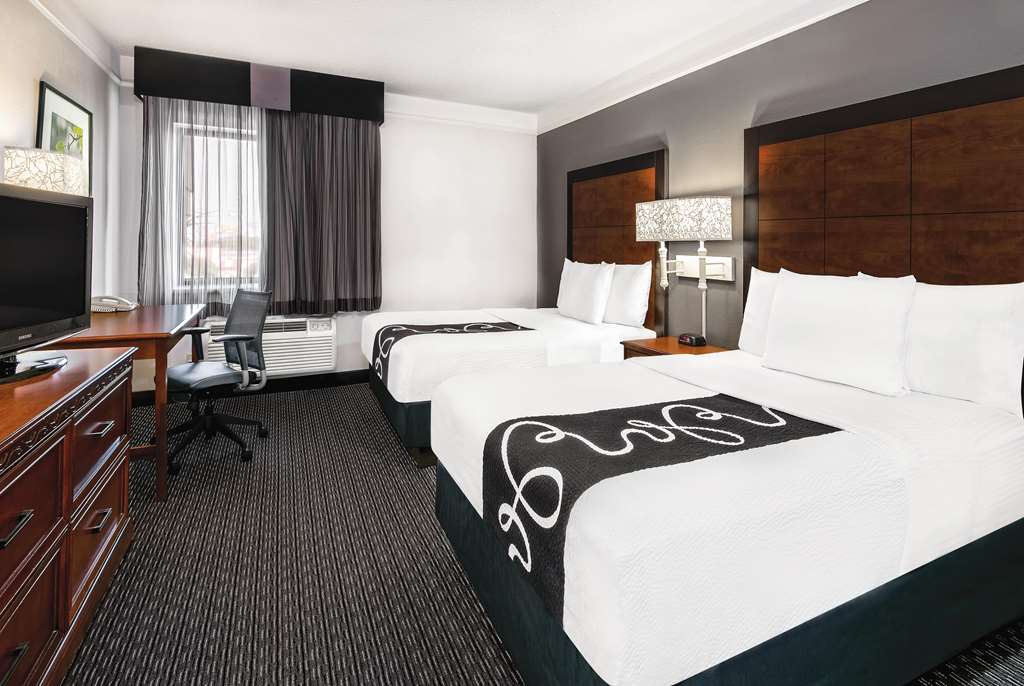 La Quinta Inn & Suites by Wyndham San Antonio Riverwalk - photo 20