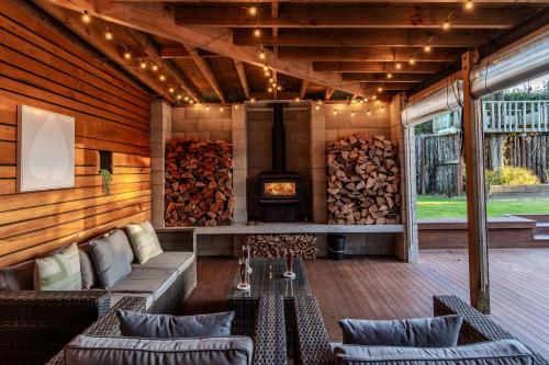 Inn Lewis Beside the Redwoods with Spa Pool in Rotorua, New Zealand