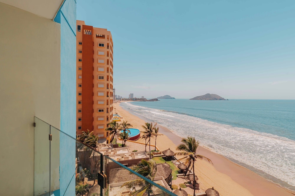 Garner Hotel Mazatlan Beach by IHG