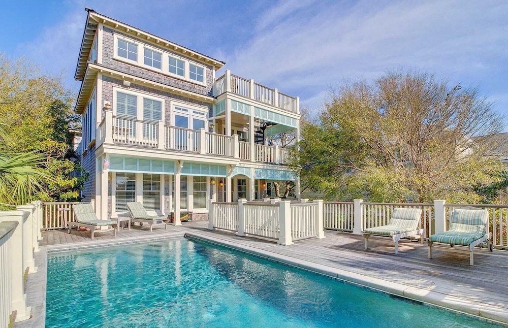 913 Carolina Boulevard by Avantstay Private Pool Ocean View Rooftop in Isle Of Palms, United States