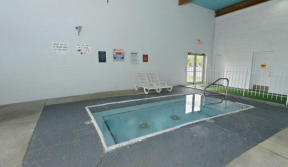 Howard Johnson by Wyndham Benton Harbor St. Joseph - photo 21