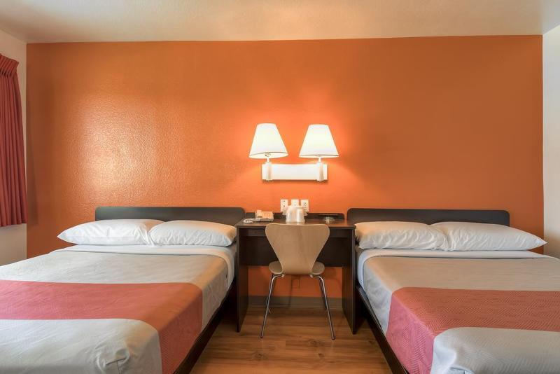 Motel 6 Carlsbad Downtown - photo 9