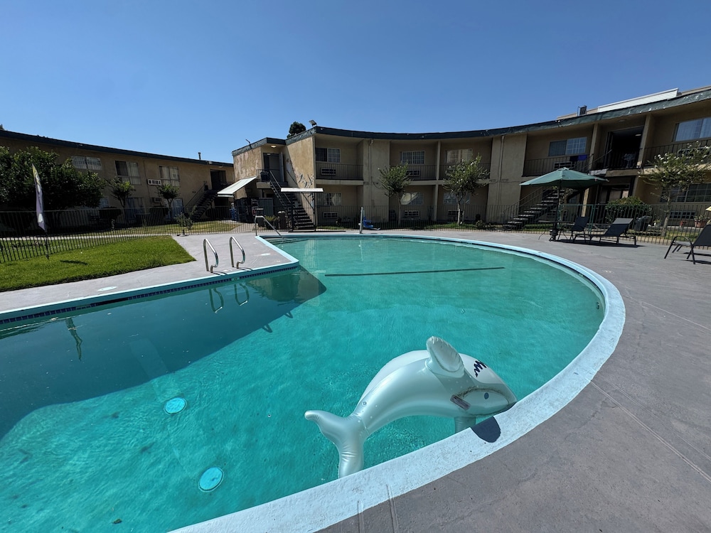 Hometown Inns North Hills - photo 18