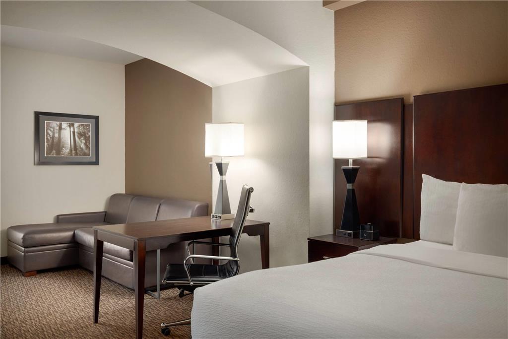 La Quinta Inn & Suites by Wyndham Memphis Wolfchase - photo 35