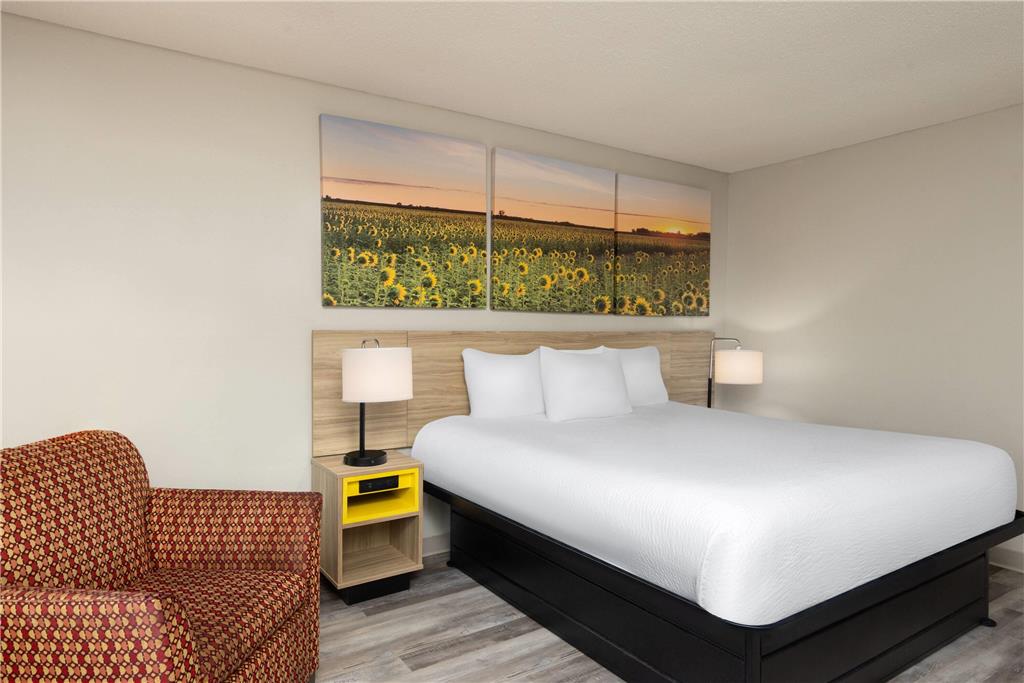 Days Inn & Suites by Wyndham Kansas City South - photo 11