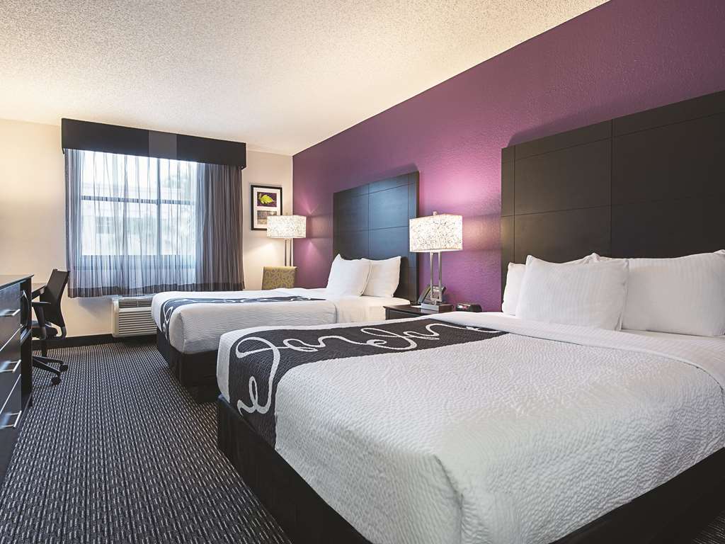 La Quinta Inn & Suites by Wyndham Plantation at SW 6th St - photo 15
