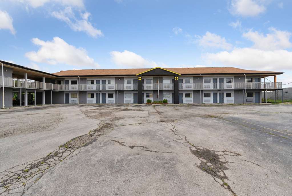 Super 8 by Wyndham Millbury Toledo - photo 7