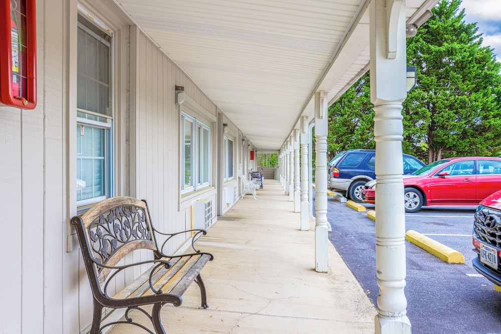 Relax Inn By OYO Natural Bridge I 81 - photo 40