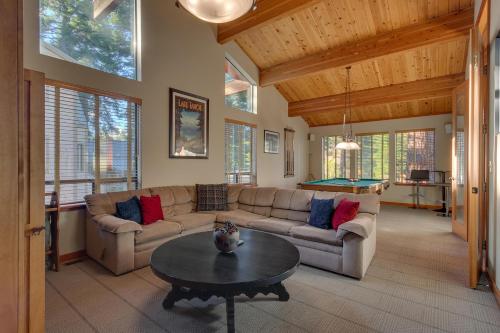 Fireside Lodge at Northstar By Tahoe Getaways 4BR w Hot Tub HOA & Ski Shuttle — 4-Star Luxury Hotel in Truckee, United States