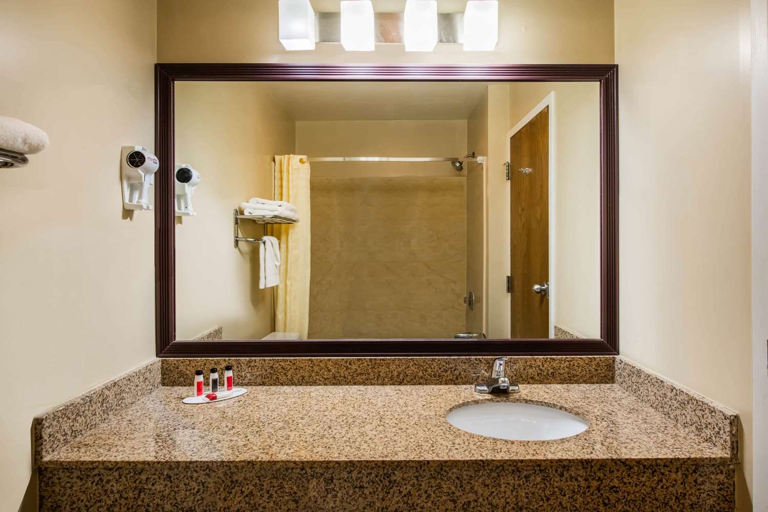 APM Inn and Suites - photo 36