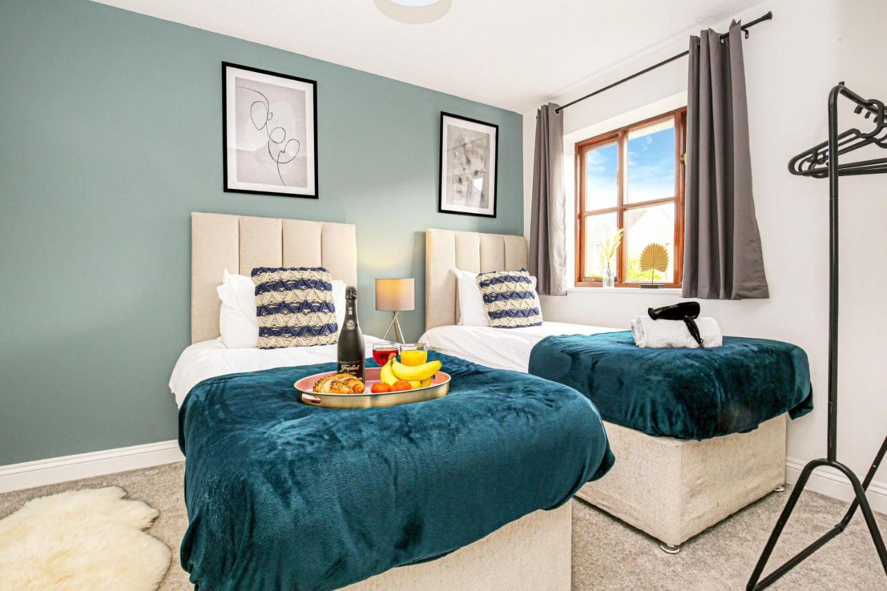 4 Bedroom House Central MK Free Parking Garden and Smart TVs with Netflix by Yoko Property — 4-Star Luxury Hotel in Milton Keynes, United Kingdom