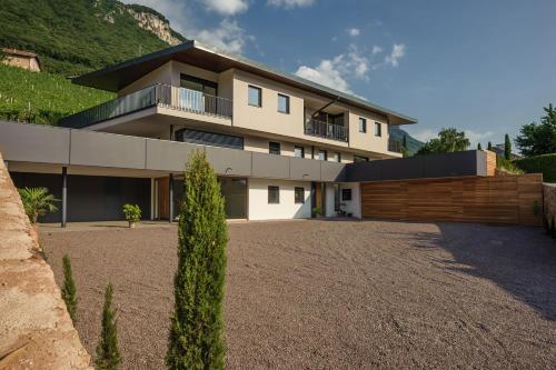 Tholr Ferienwohnungen Tramin — 4-Star Luxury Hotel in Termeno, Italy