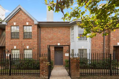 Montrose Dual Townhomes 4BR Sleeps 20 w 2 Kitchens & Parking — 4-Star Luxury Hotel in Houston, United States