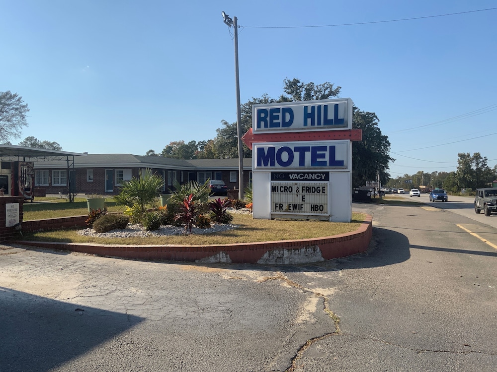 Red hill motel in Conway, United States