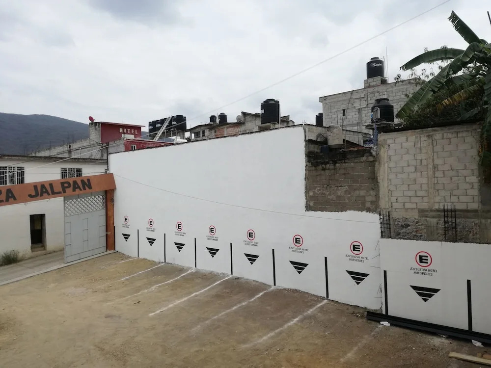 Hotel Y Plaza Jalpan in Jalpan, Mexico
