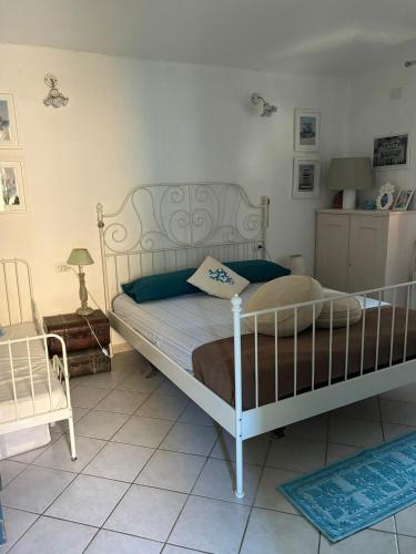 Chia Delizioso nido verde nel blu in Unknown City, Italy