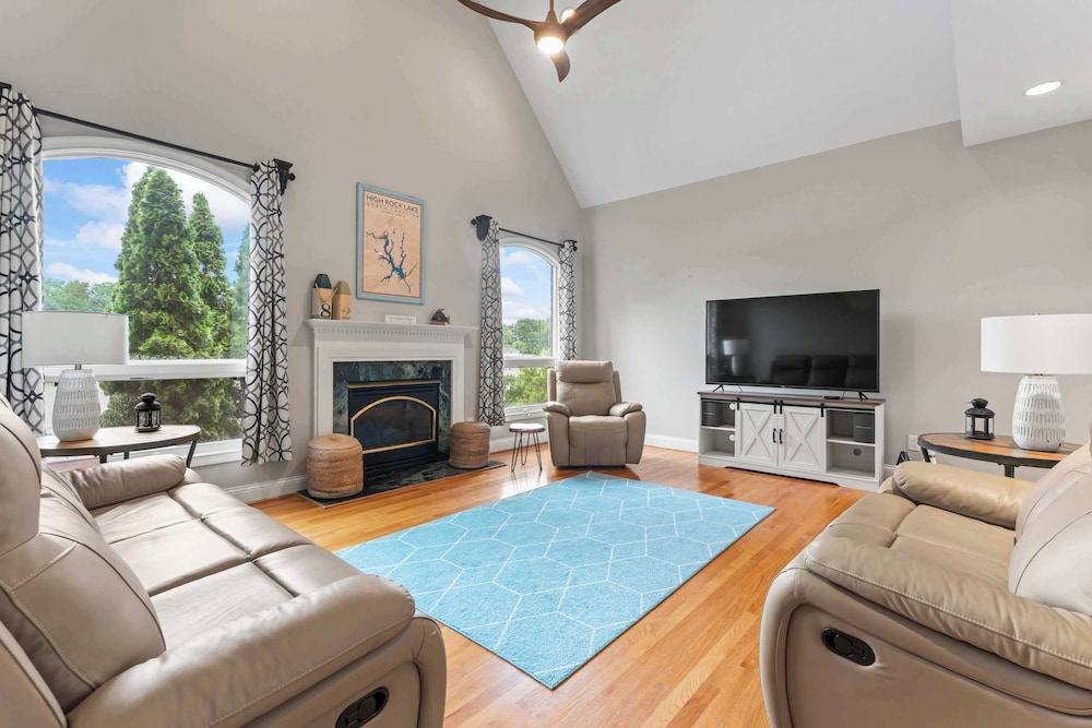 Leeloos On The Lake Sleeps 12 — Lexington