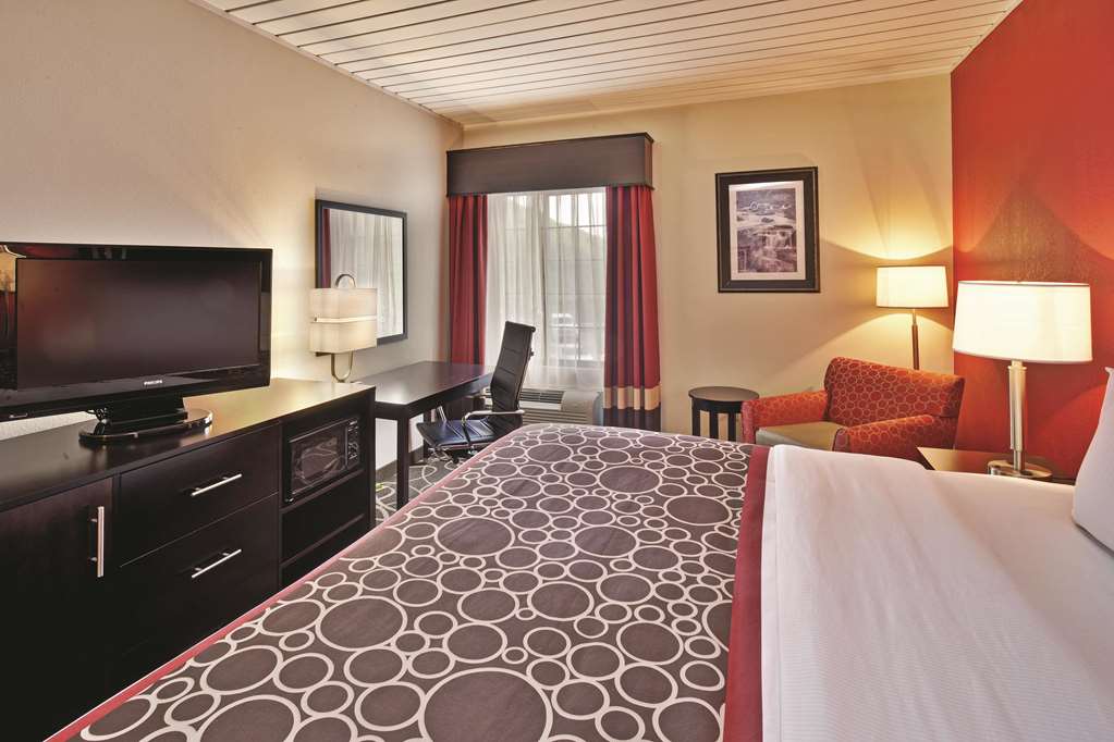 La Quinta Inn & Suites by Wyndham Elkview Charleston NE - photo 13
