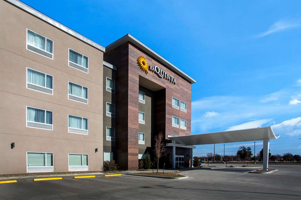 La Quinta Inn & Suites by Wyndham Pittsburg - photo 4