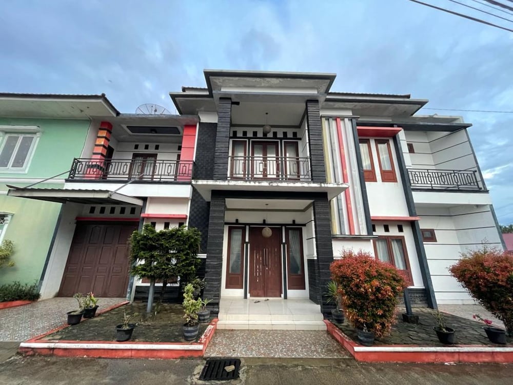 OYO 93143 Mega Raudhah Syariah