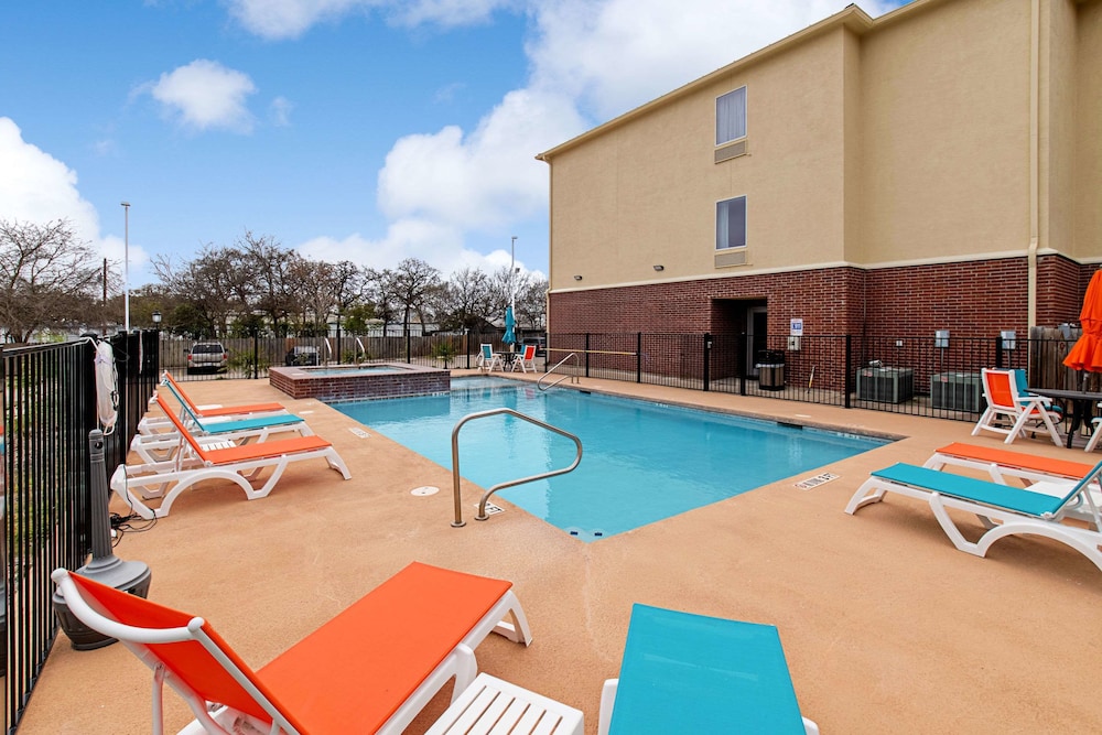 Comfort Inn and Suites Fredericksburg - photo 20