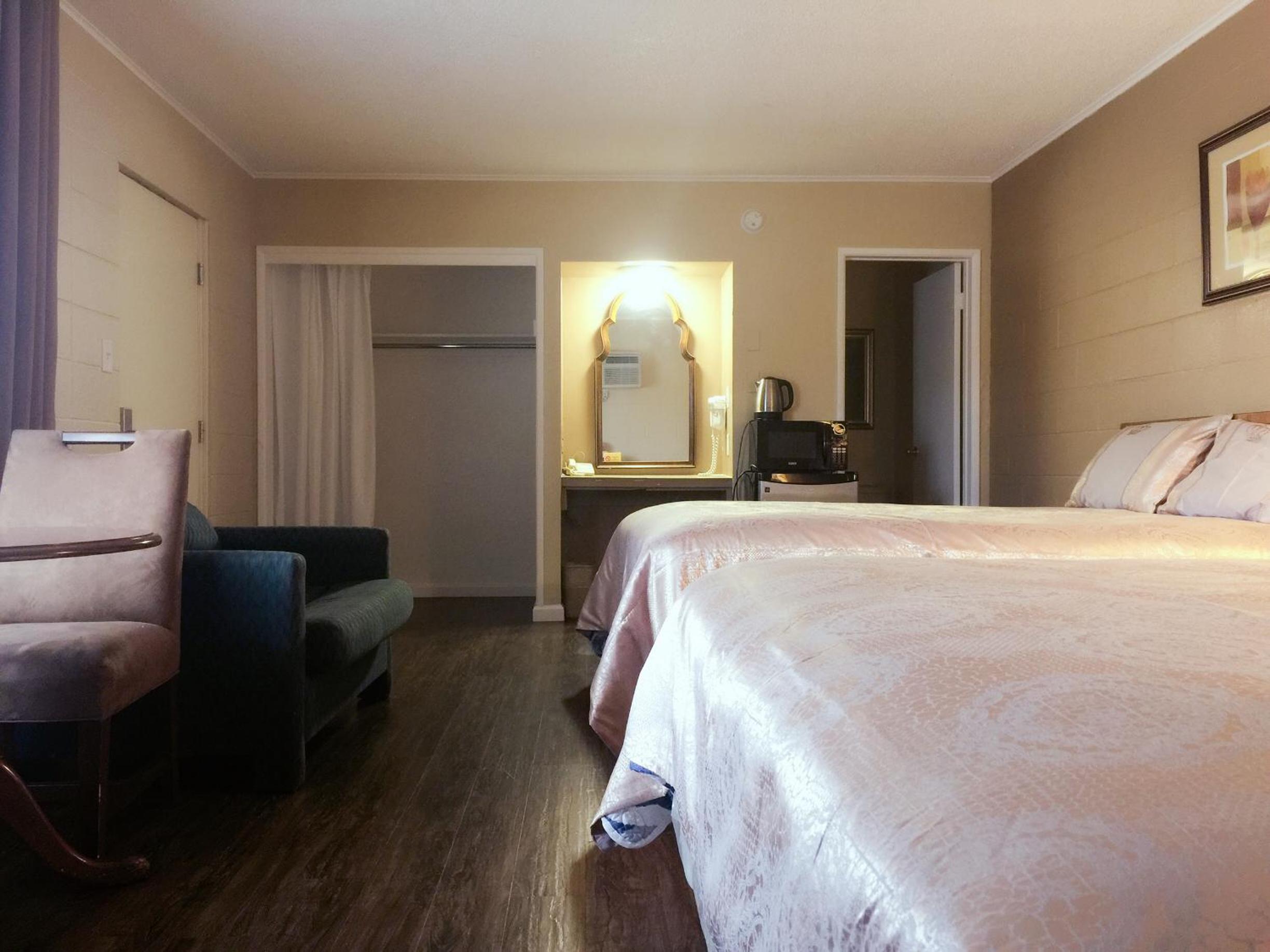 Royal Inn and Suites - photo 17