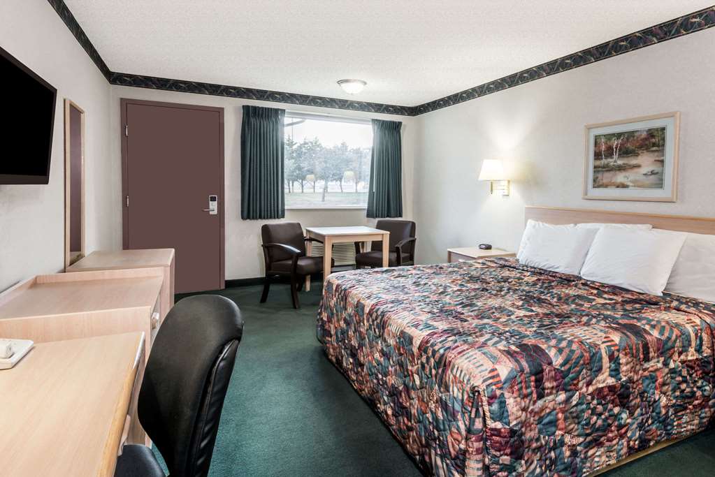 Knights Inn Ottawa - photo 9